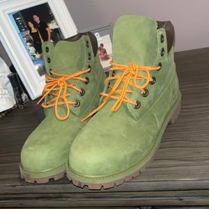 Woman’s/boys timbs woman’s 8-8.5 boys 6
